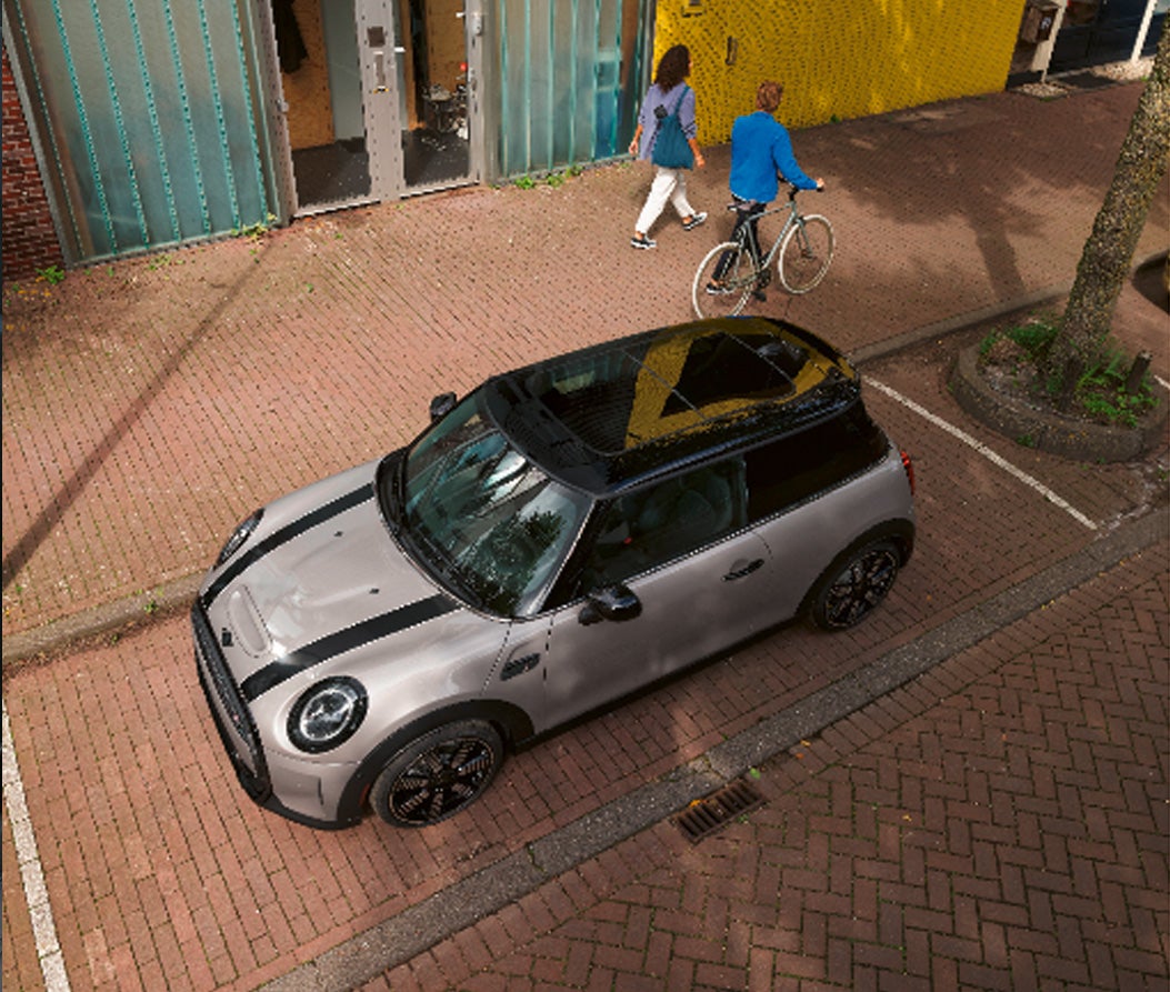 A view of the Hardtop 2 Door multitone roof.